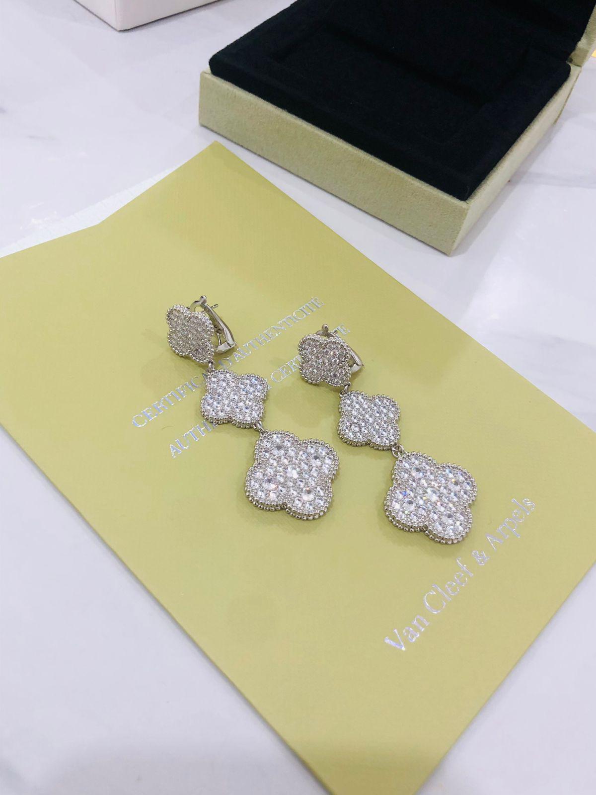 V.C earring three flowers