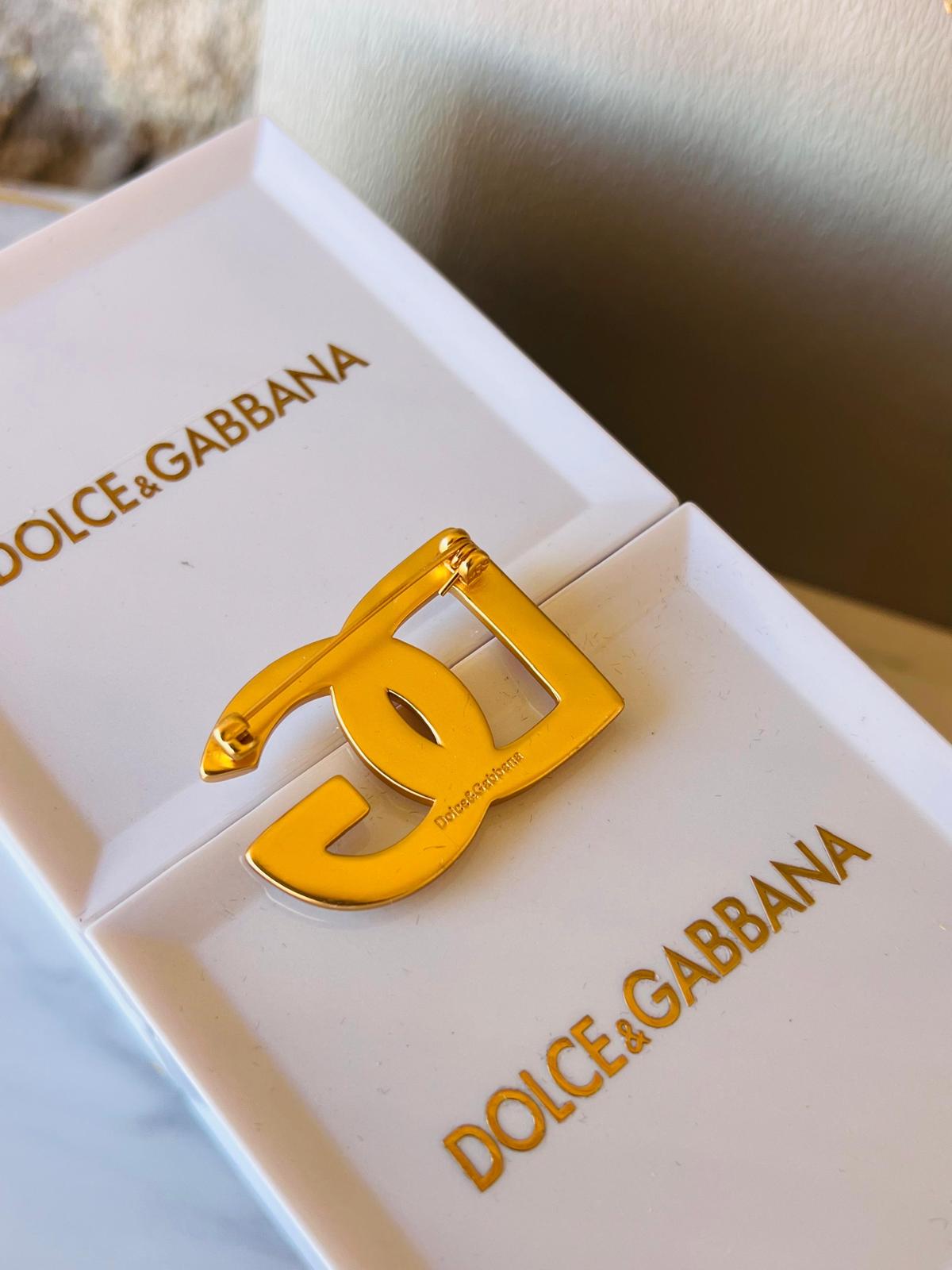 D&G brooch