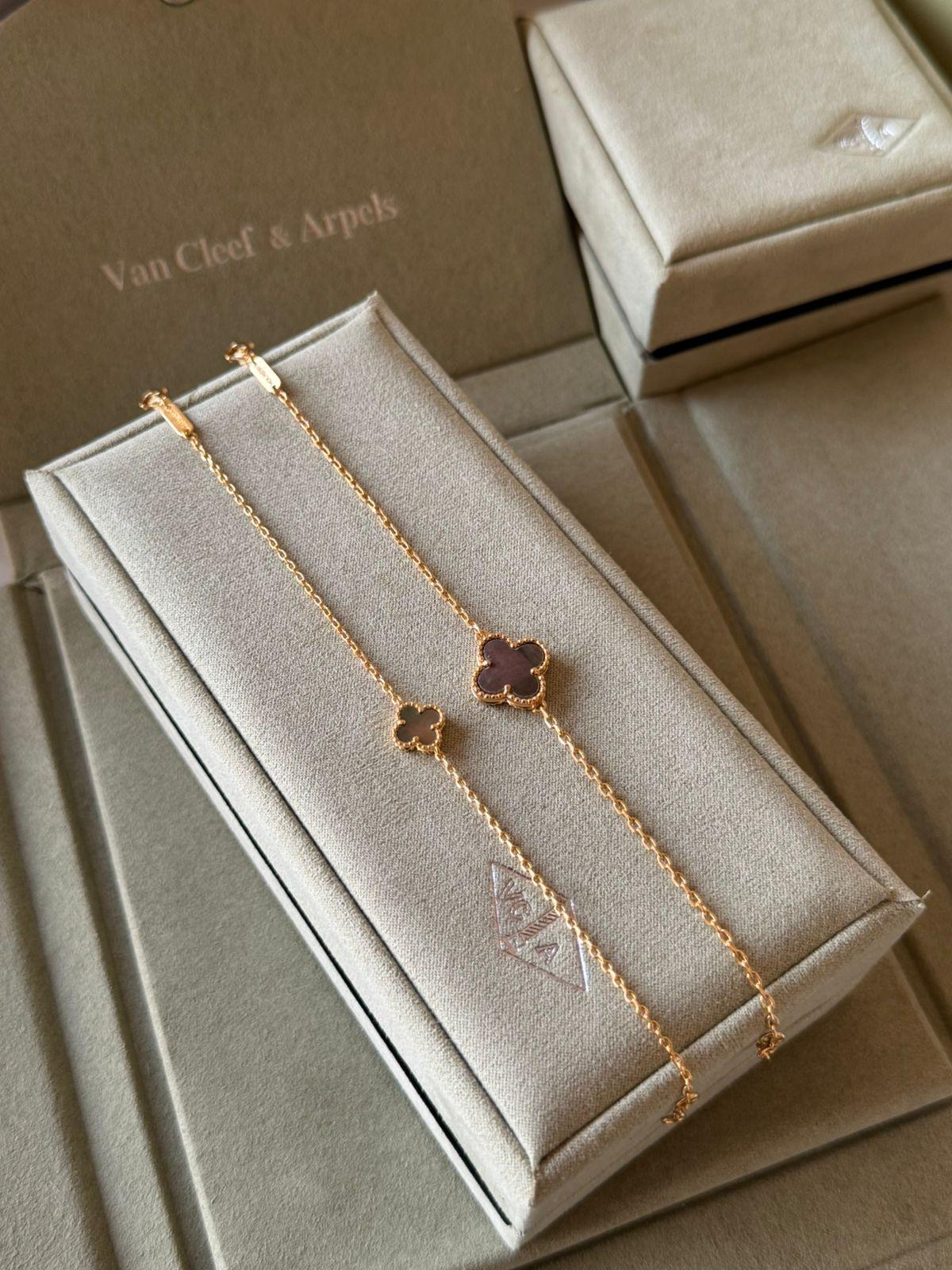 V.C bracelet 1 flowers