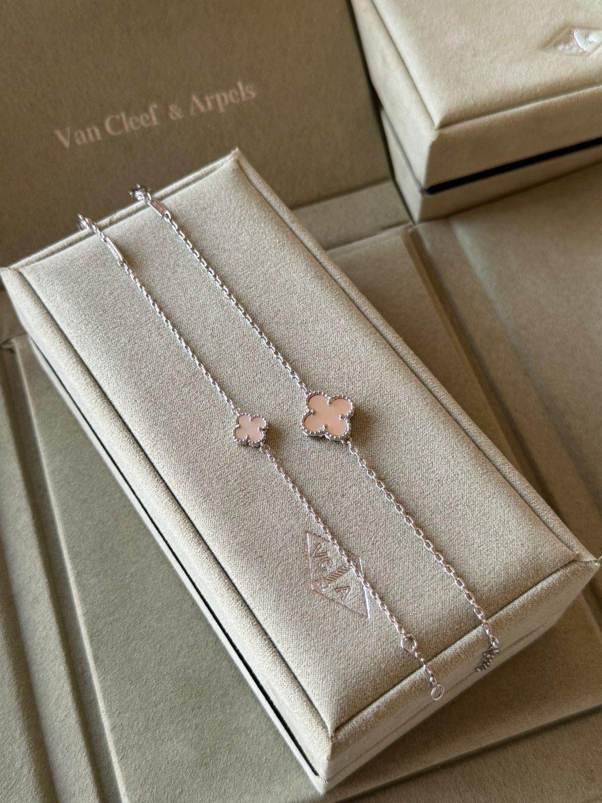 V.C bracelet 1 flowers