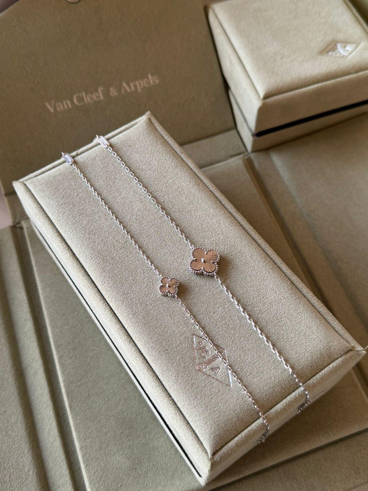 V.C bracelet 1 flowers