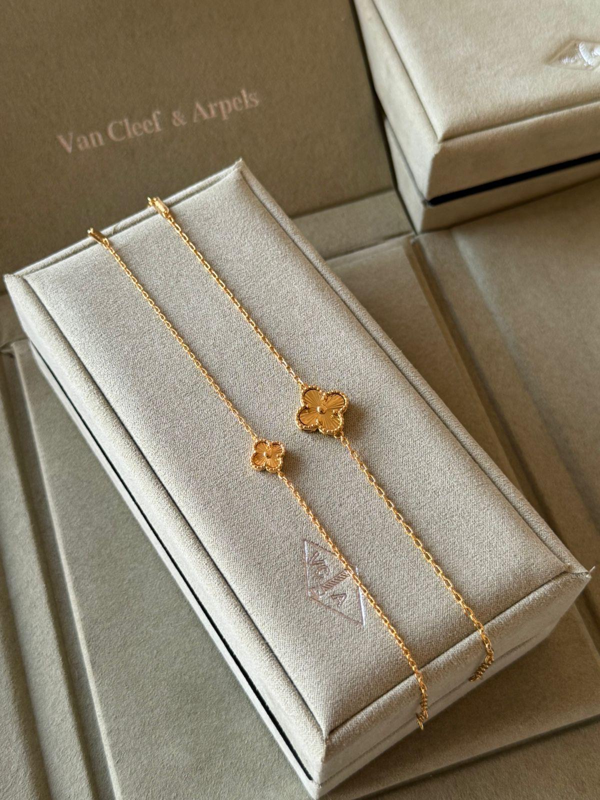 V.C bracelet 1 flowers