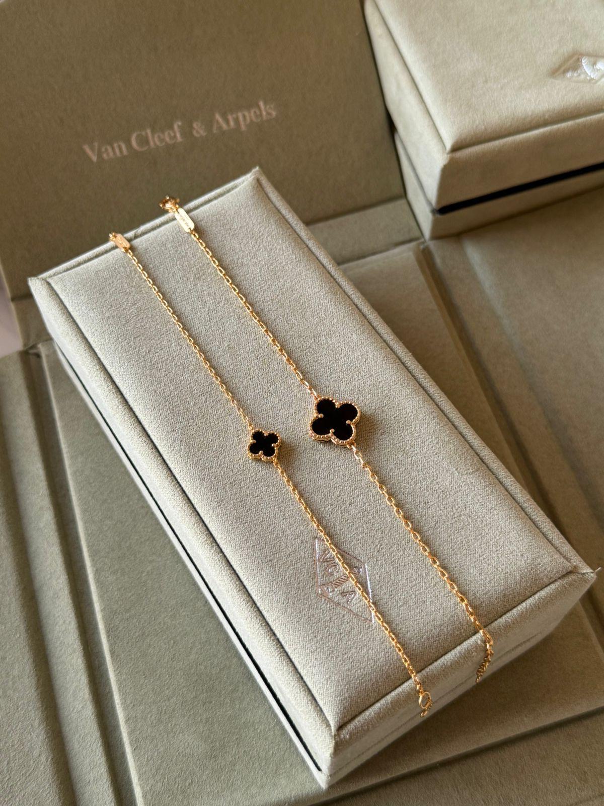 V.C bracelet 1 flowers