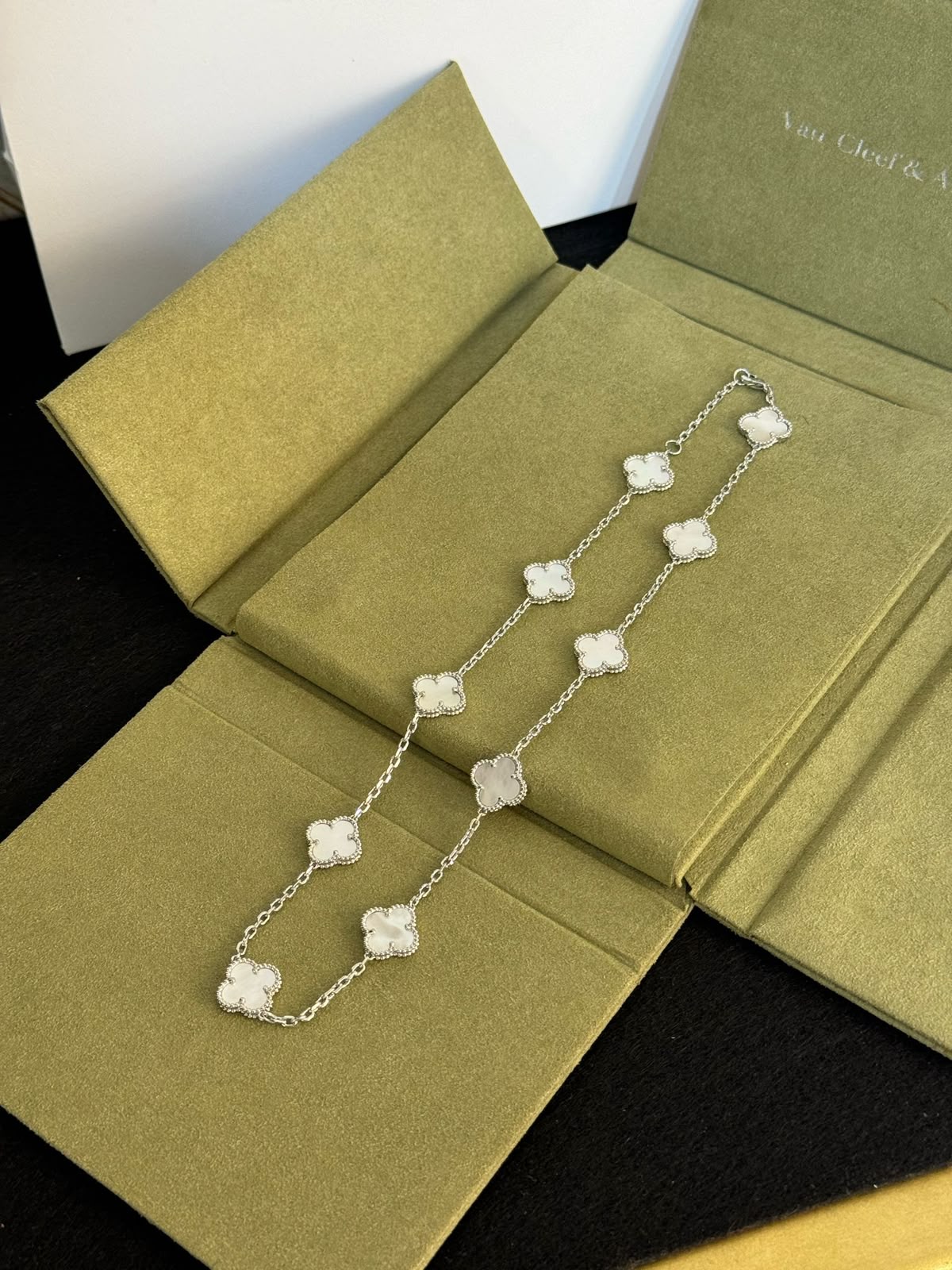 V.C Necklace 10 flowers