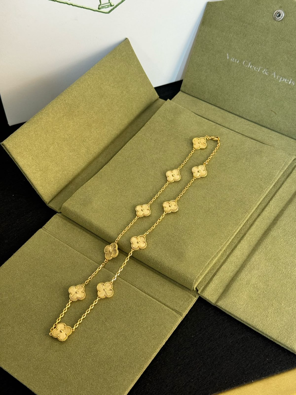 V.C Necklace 10 flowers