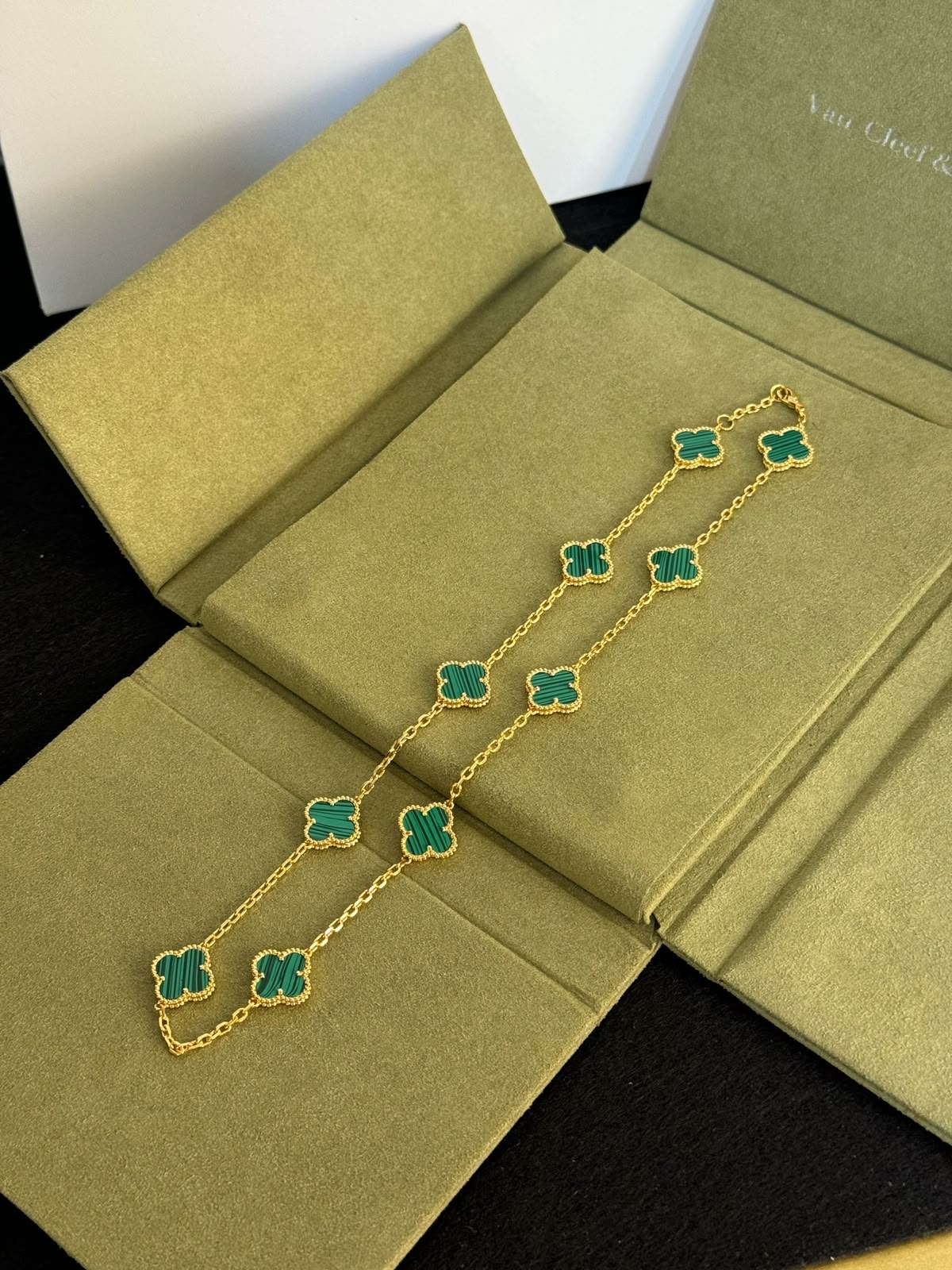V.C Necklace 10 flowers