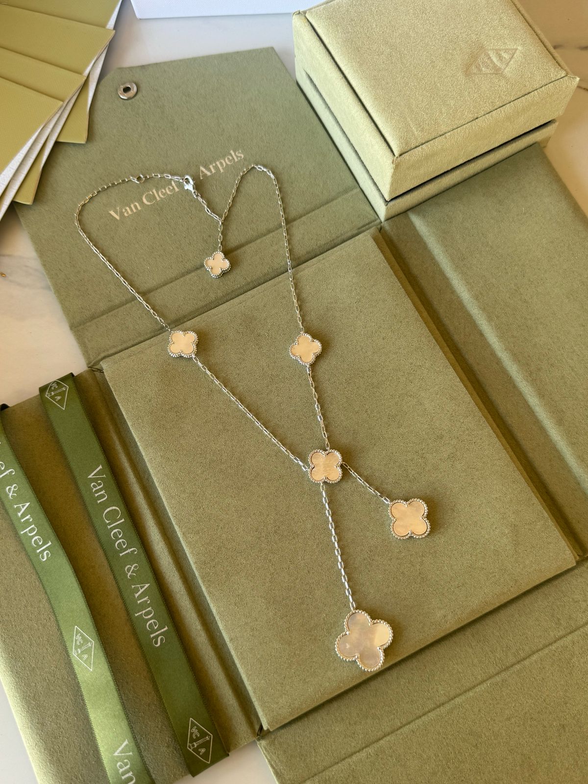 V.C Necklace 6 flowers