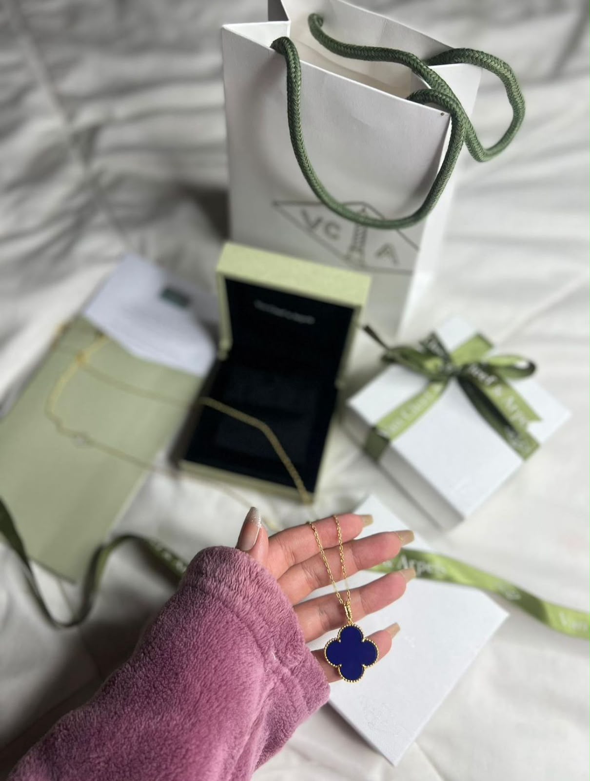 V.C Necklace - 1 big flower