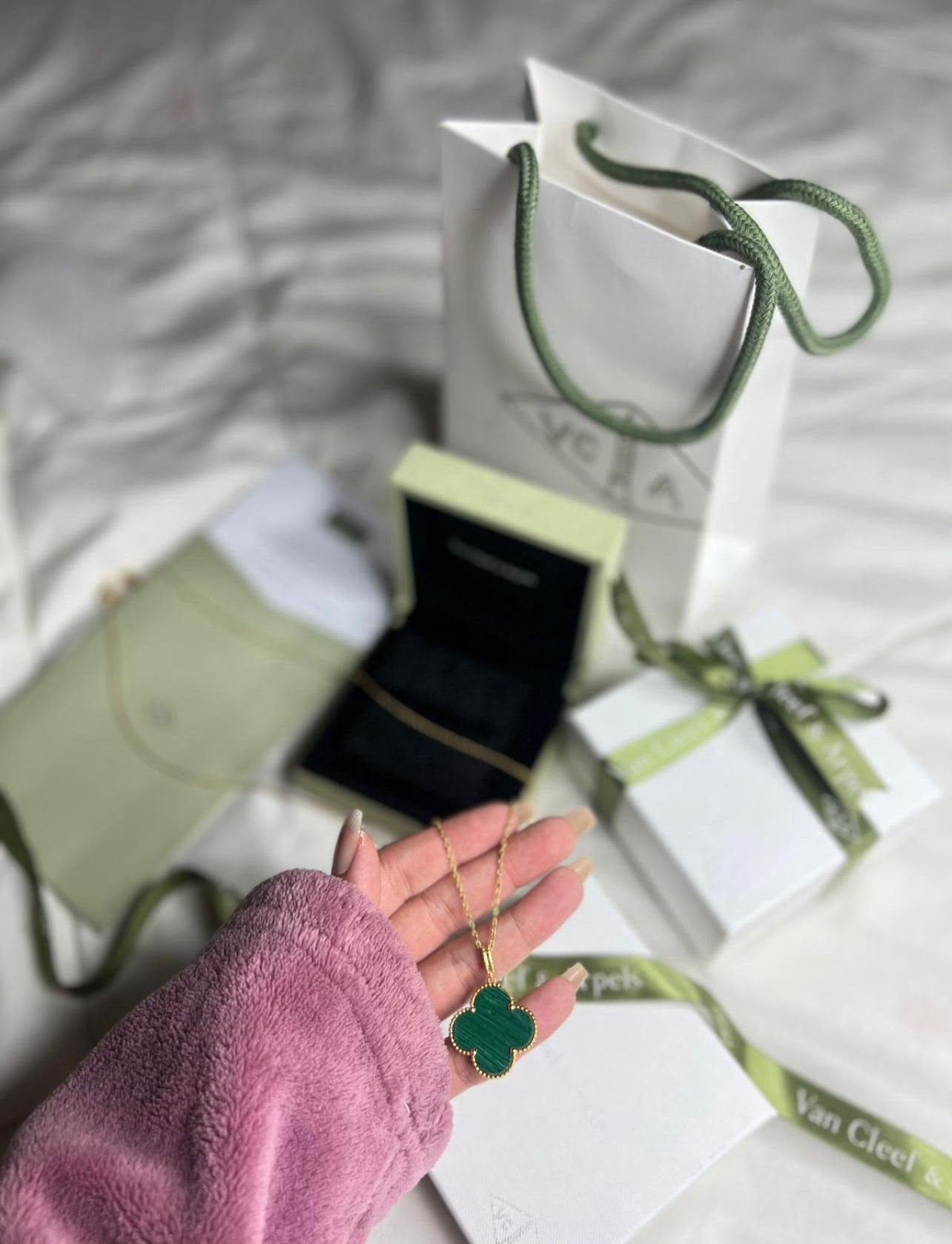V.C Necklace - 1 big flower