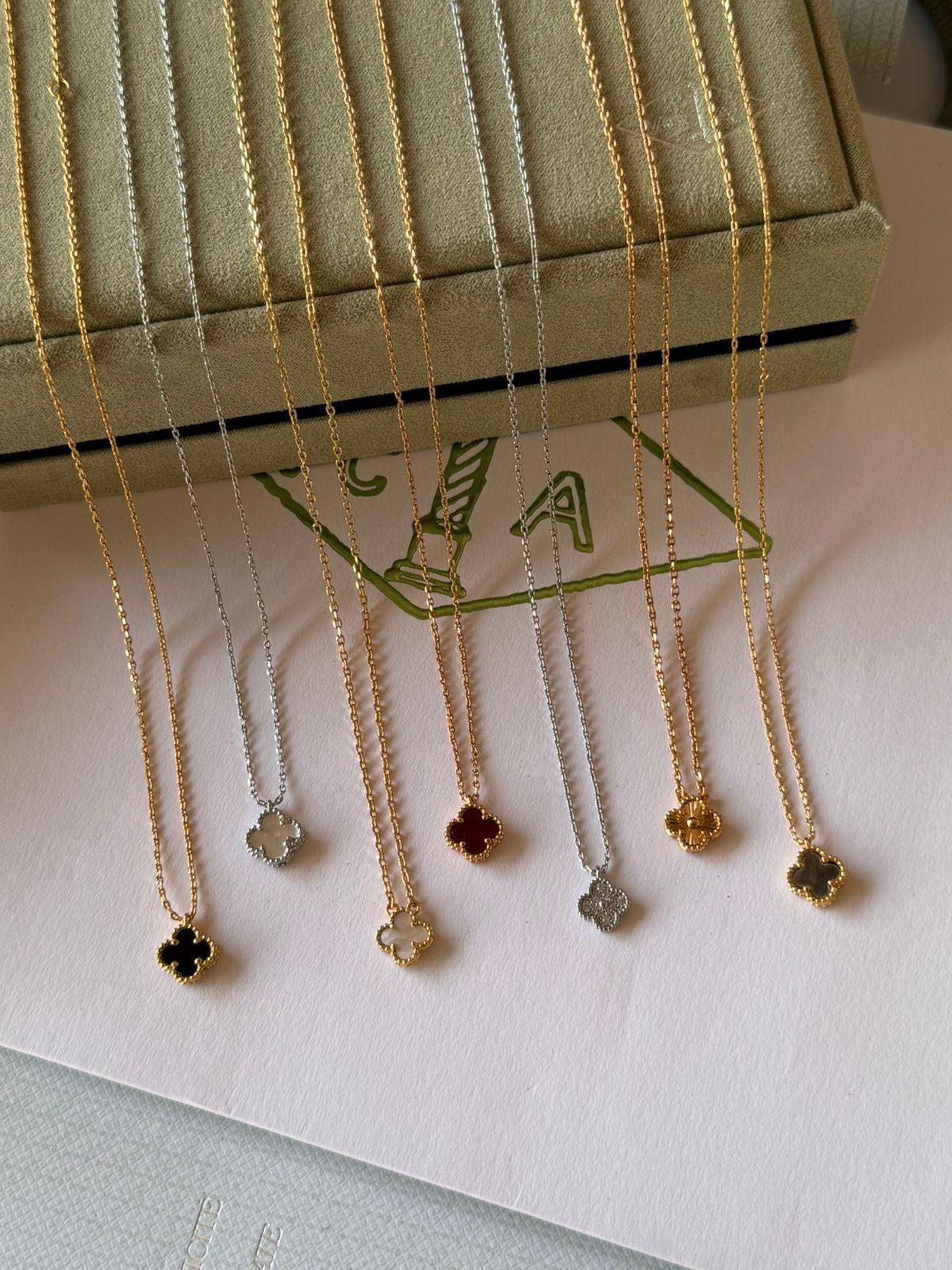 V.C necklace mini flower