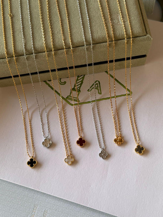 V.C necklace mini flower
