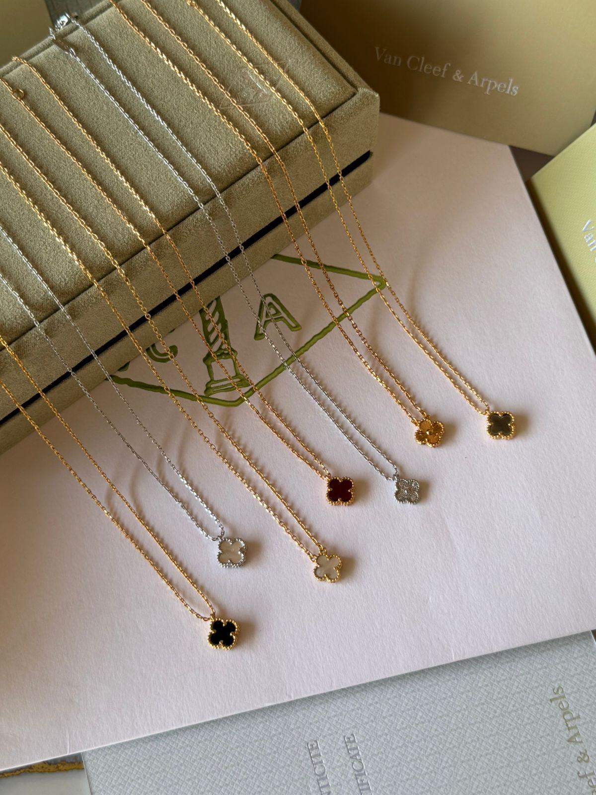 V.C necklace mini flower
