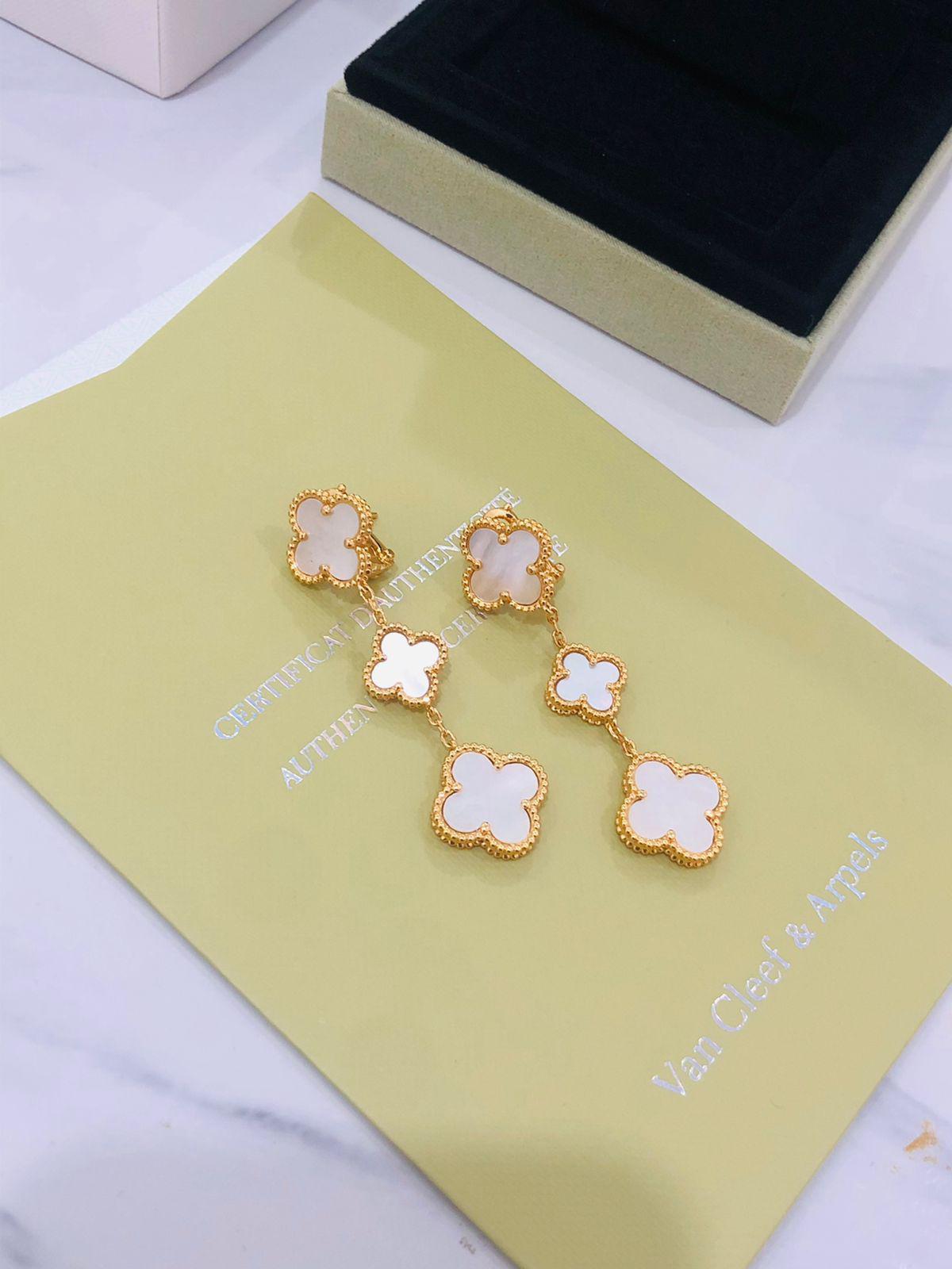 V.C earring  three flowers