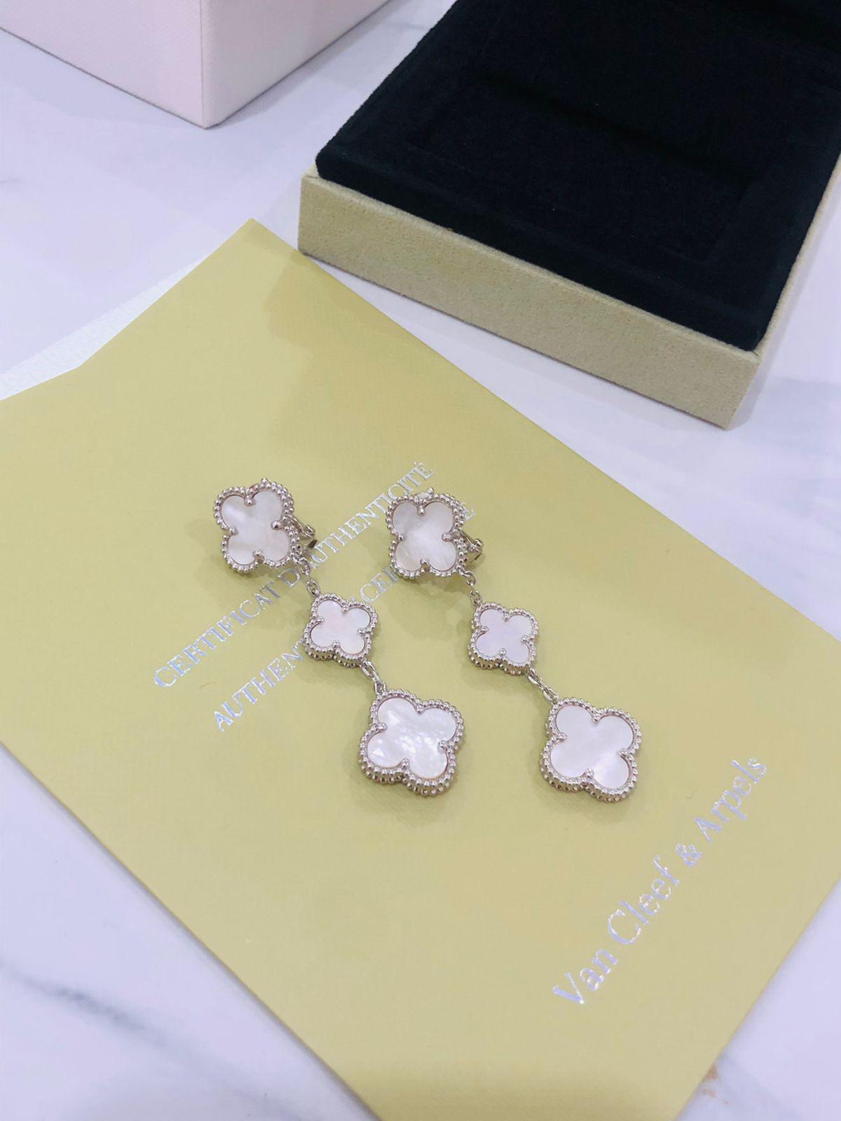 V.C earring  three flowers