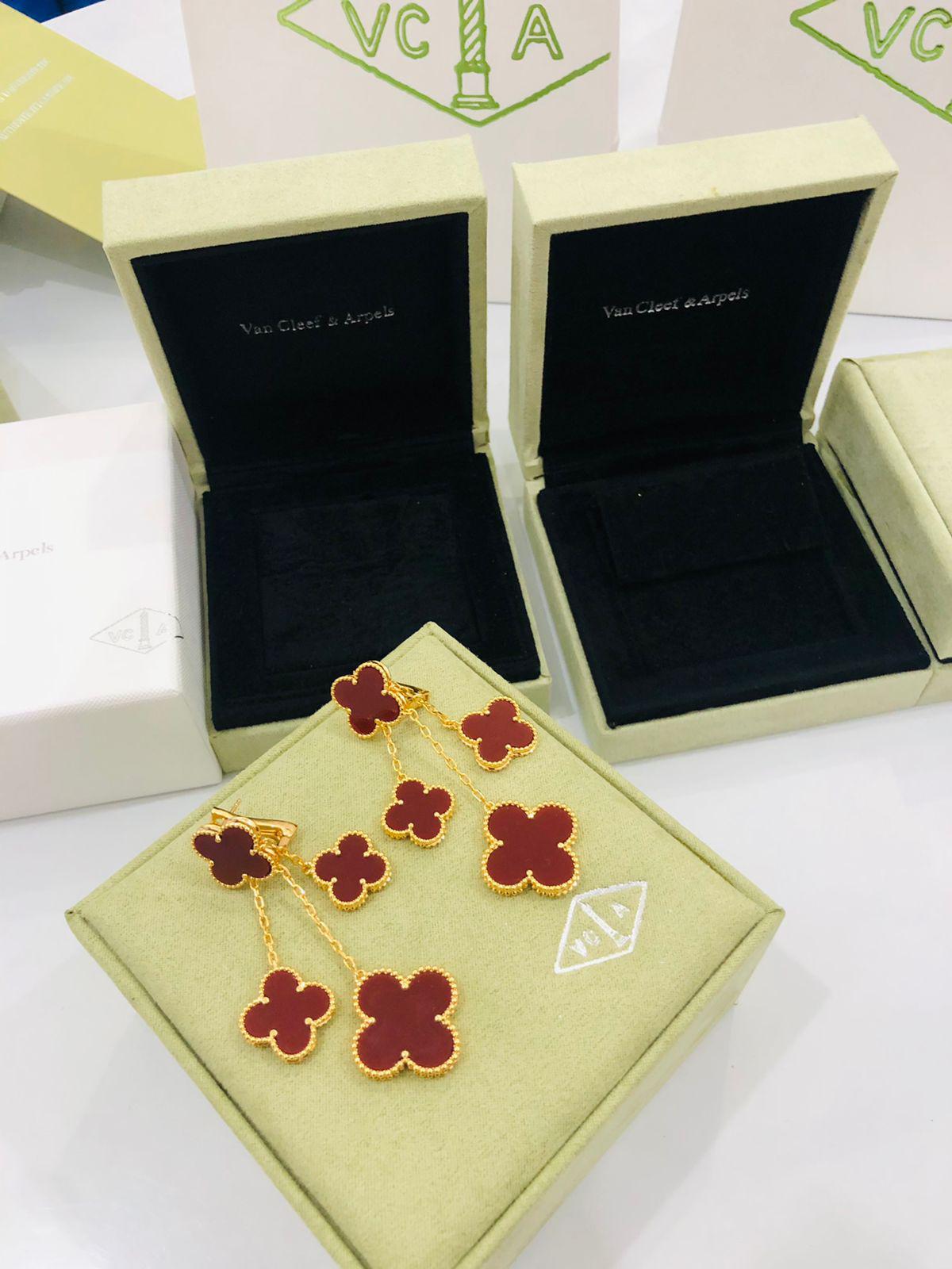 V.C earring  four flowers
