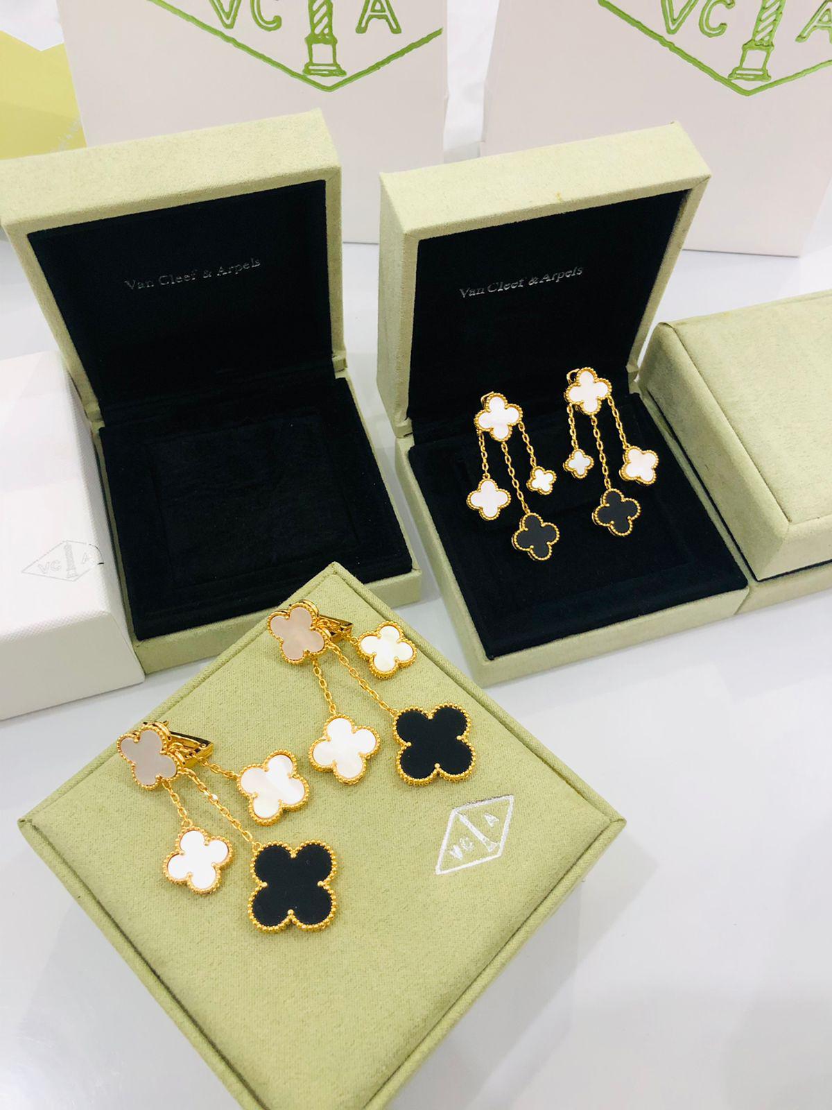 V.C earring  four flowers