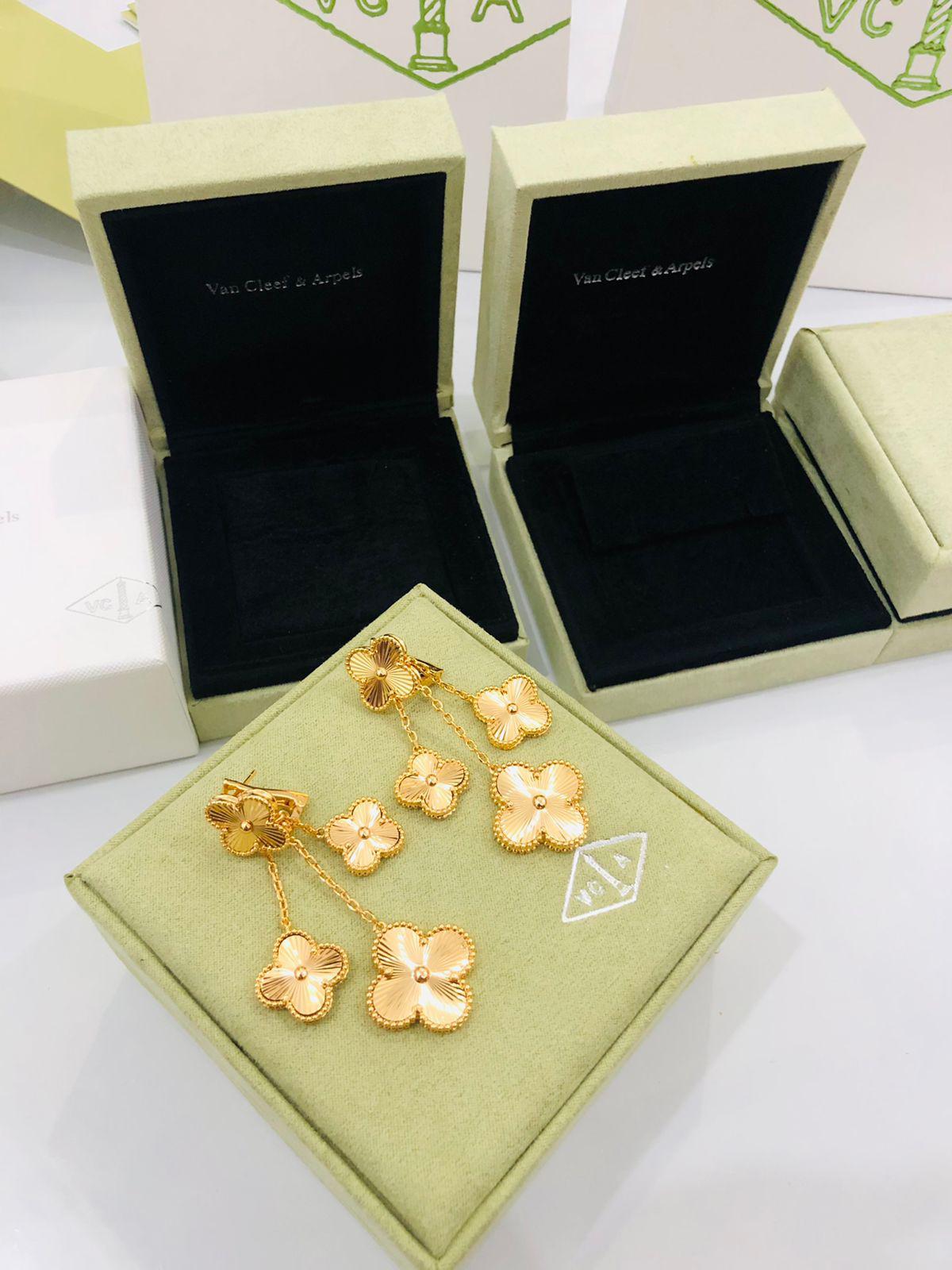 V.C earring  four flowers