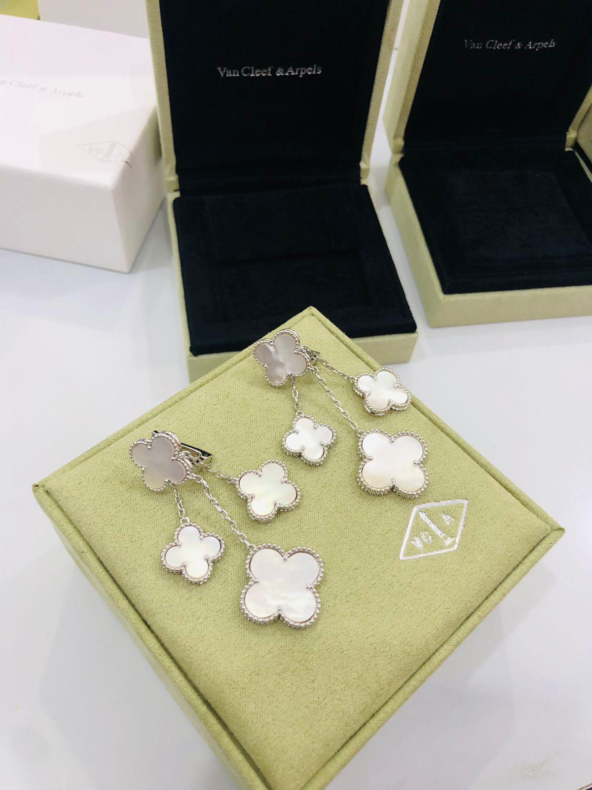 V.C earring  four flowers