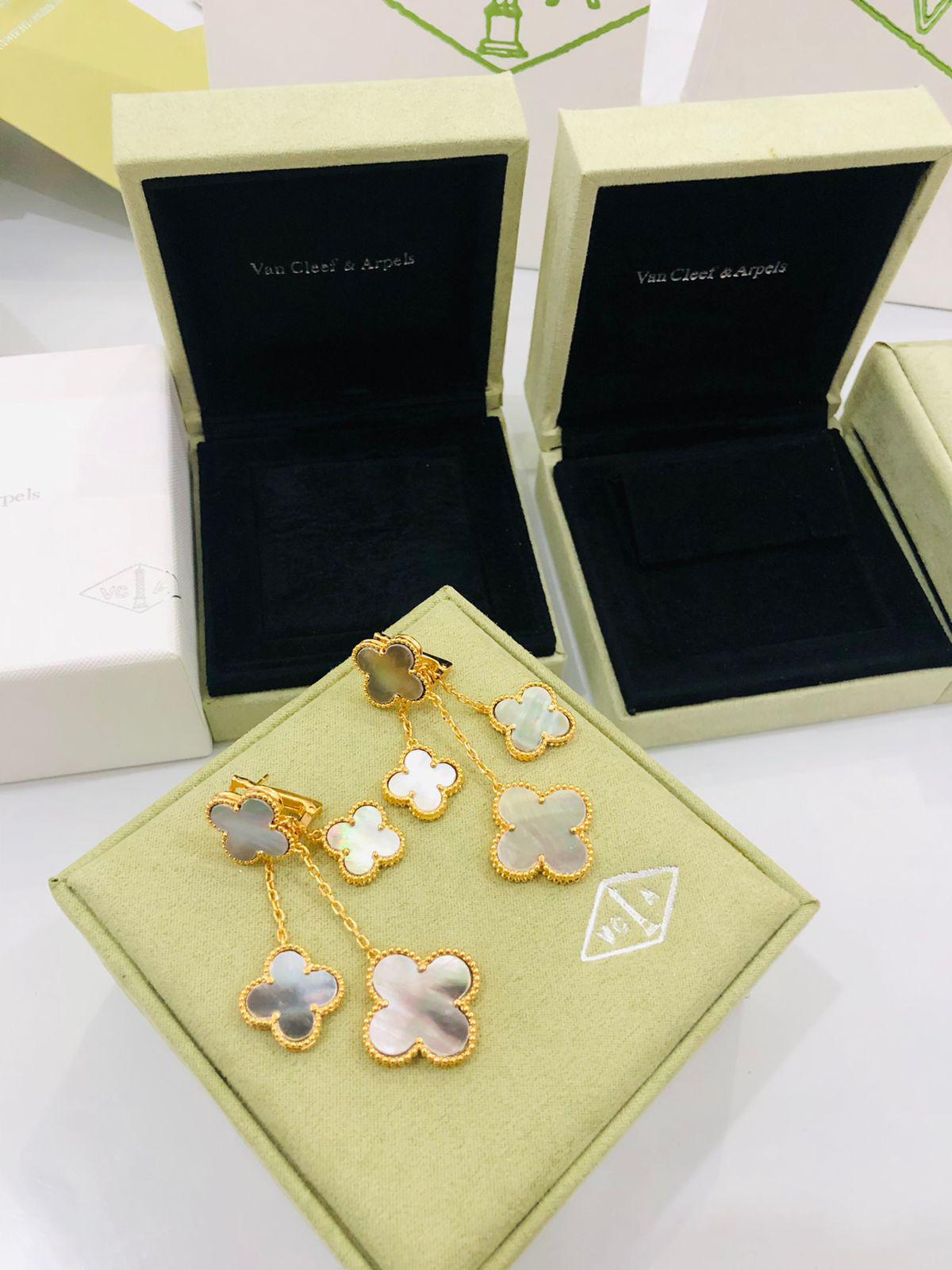 V.C earring  four flowers