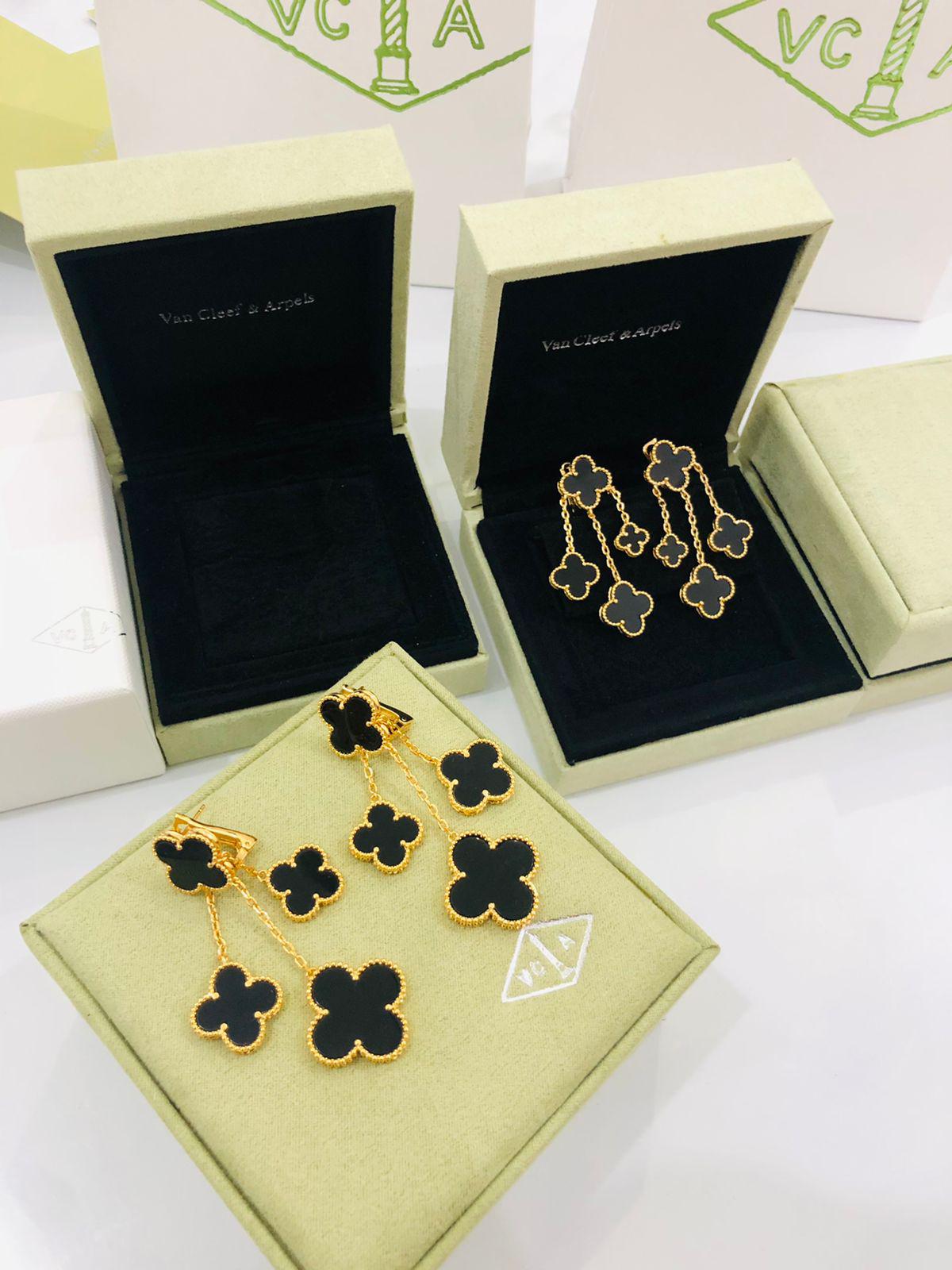 V.C earring  four flowers