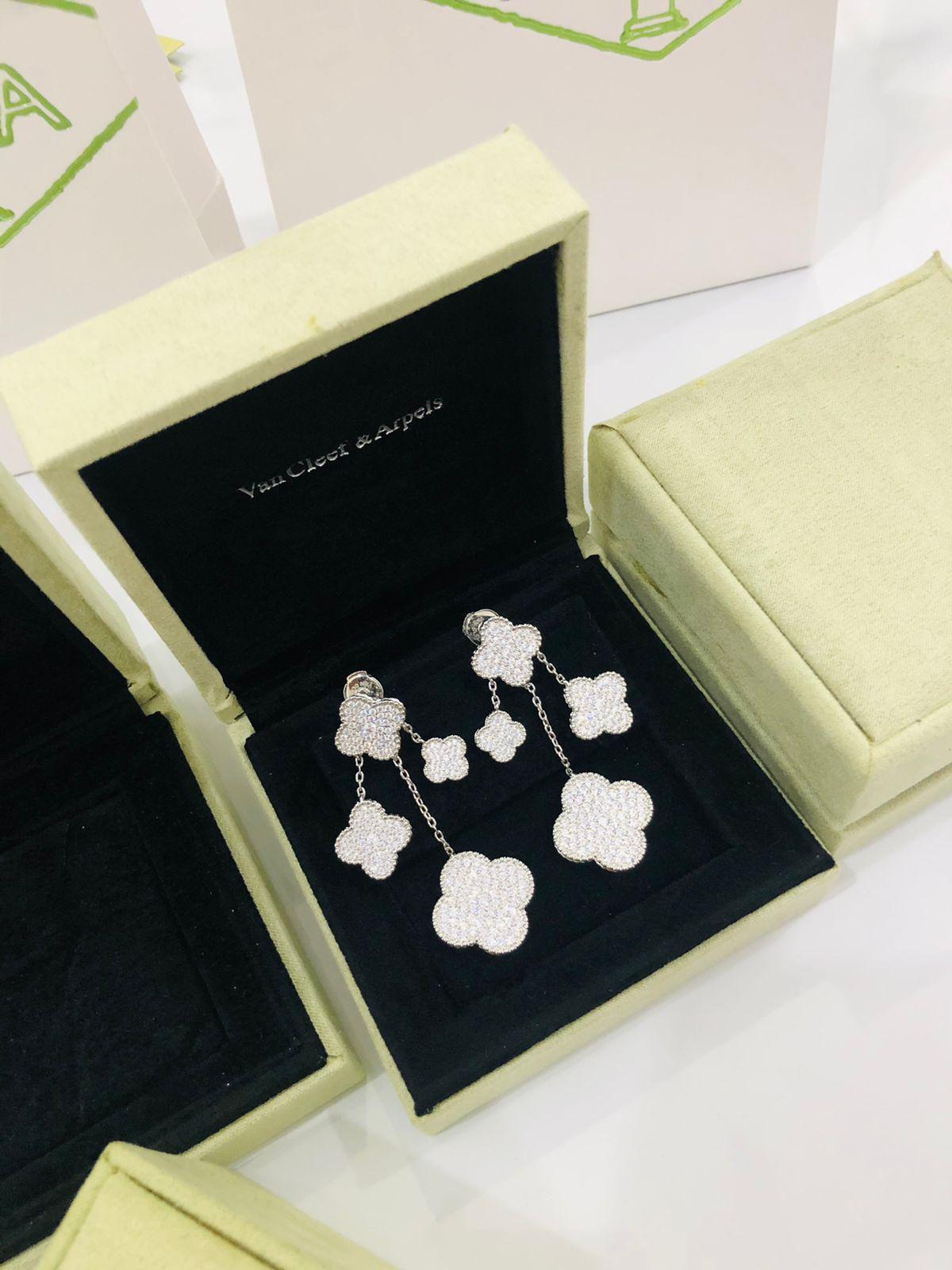 V.C earring  four flowers