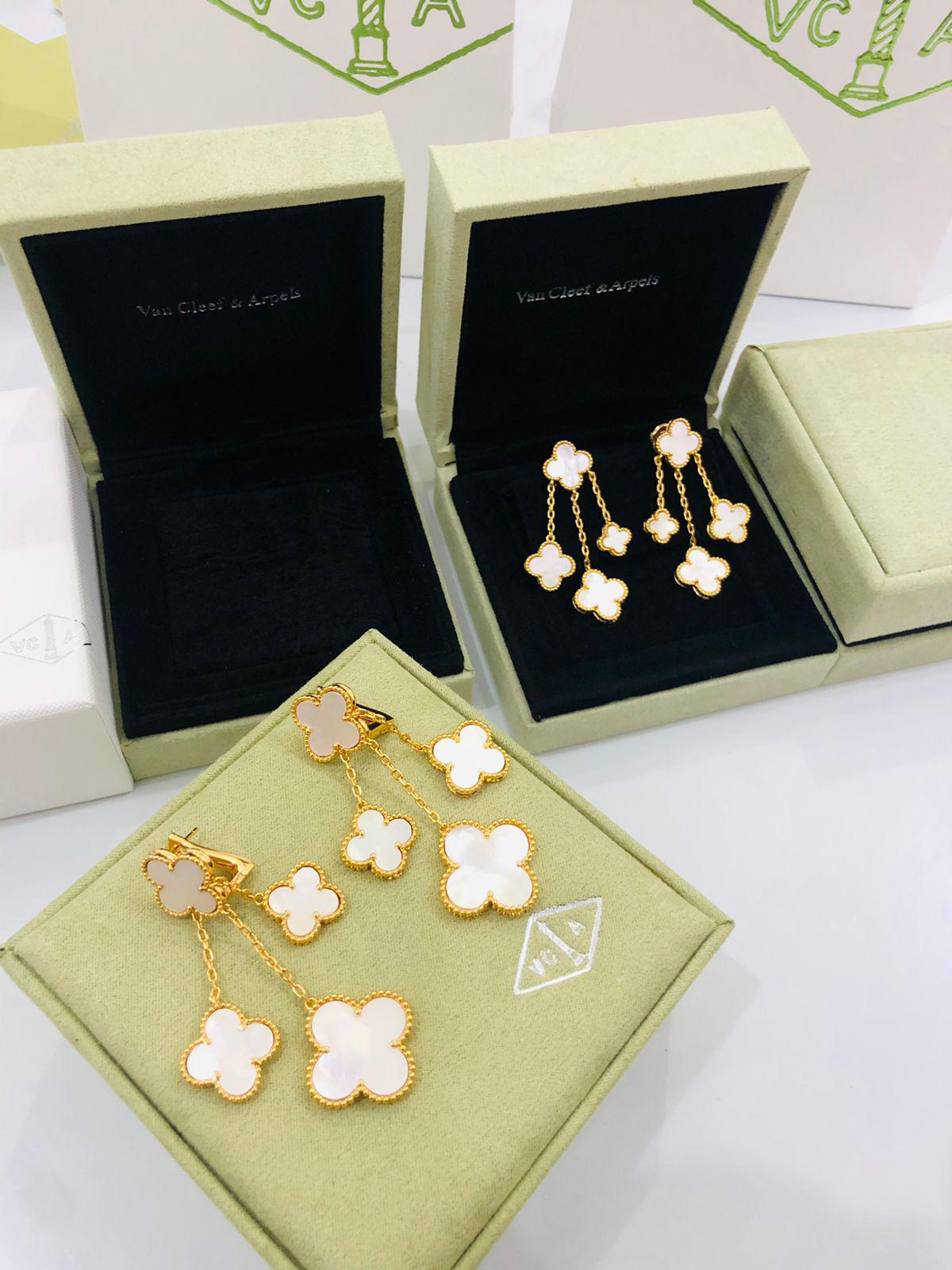 V.C earring  four flowers