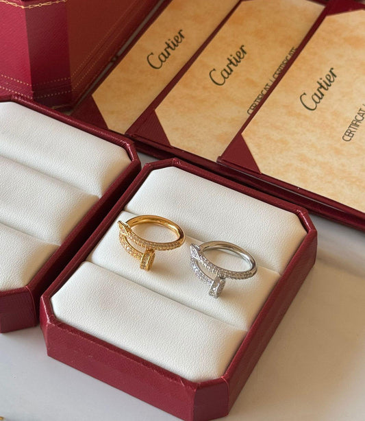Cr. Nail ring with stone
