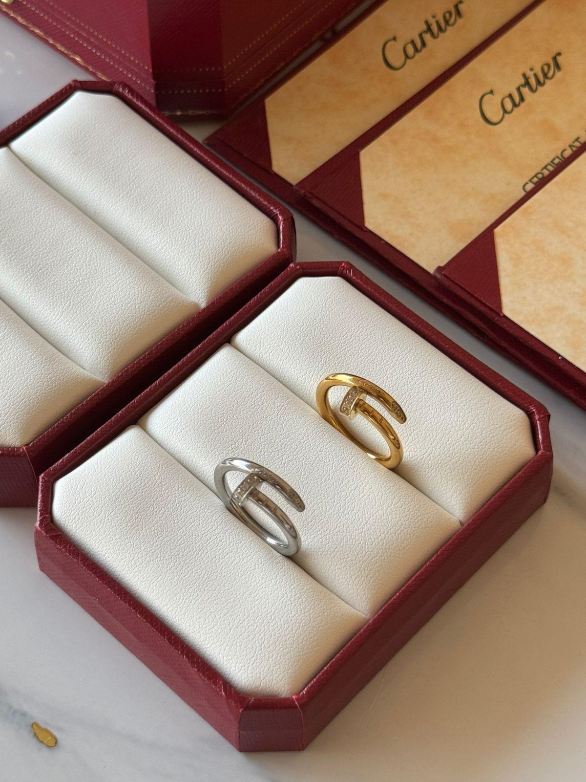 Cr. Nail ring with stone