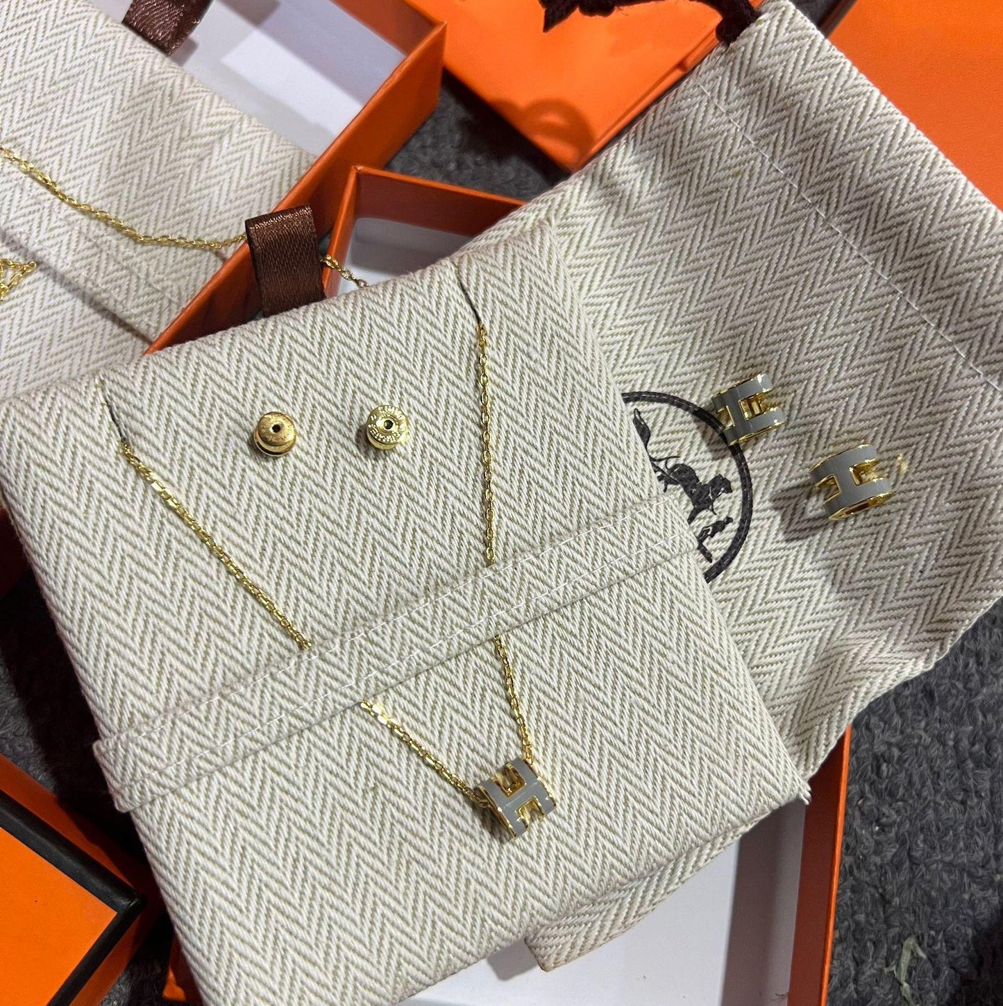 Hr. Two pcs set