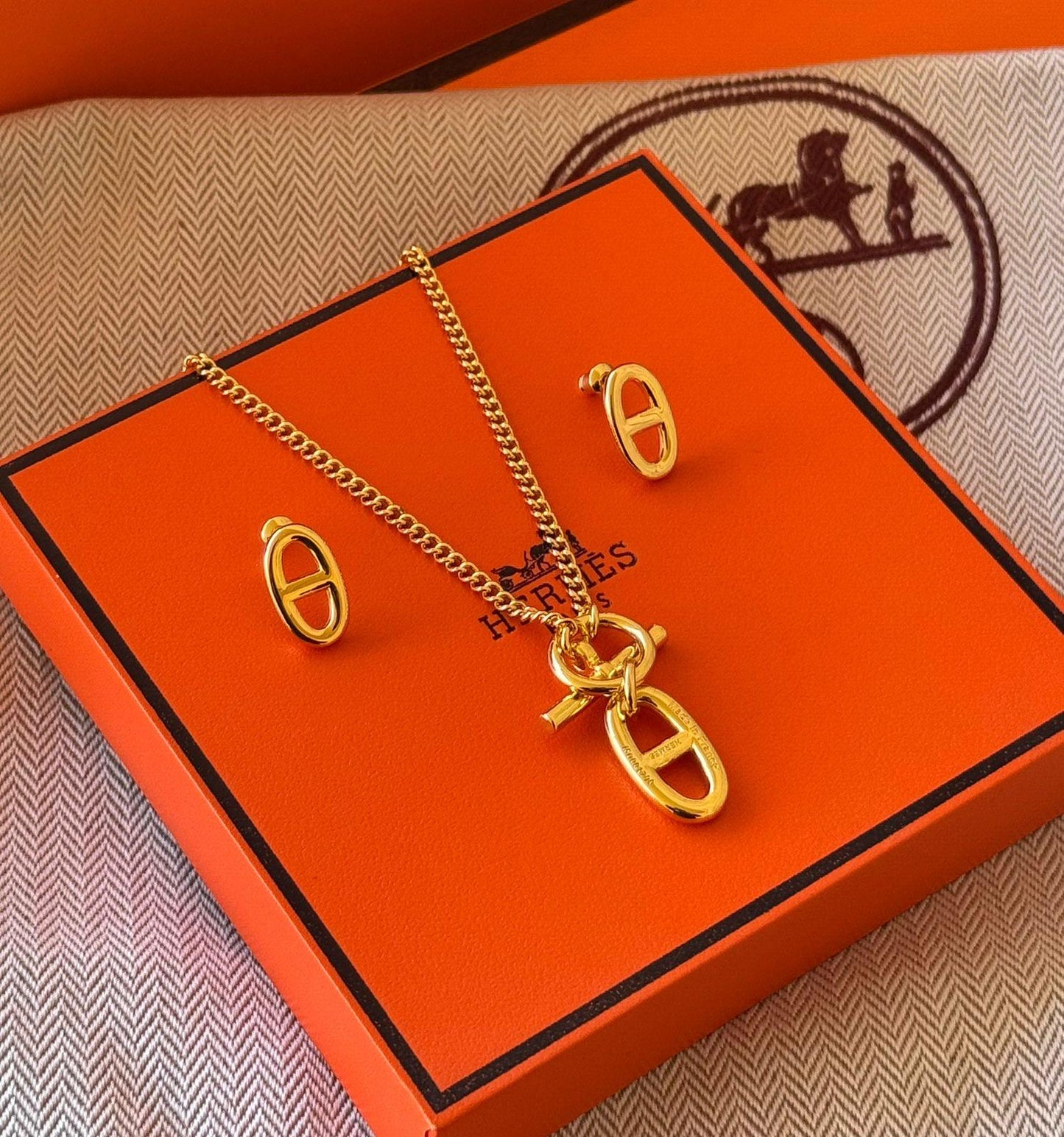 Hr. Two pcs set