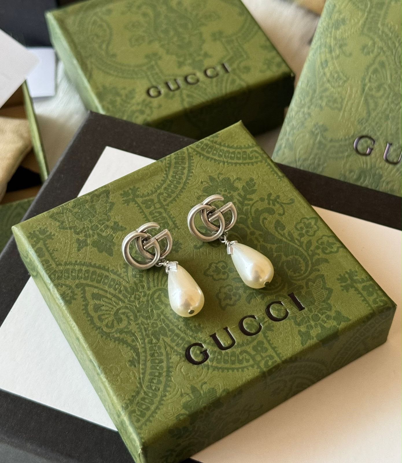 Gu. earrings