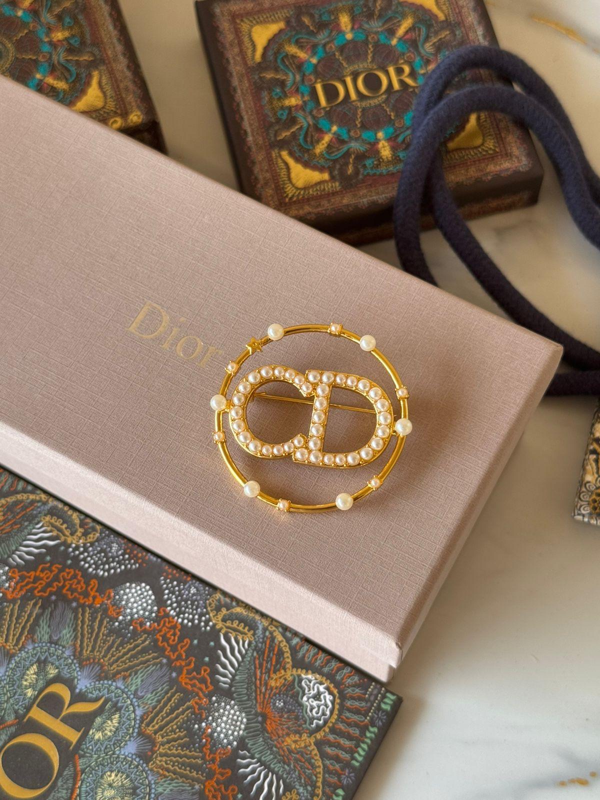 Di. Brooch