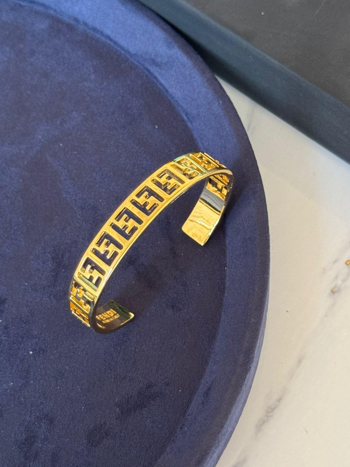 Fe. Bracelet
