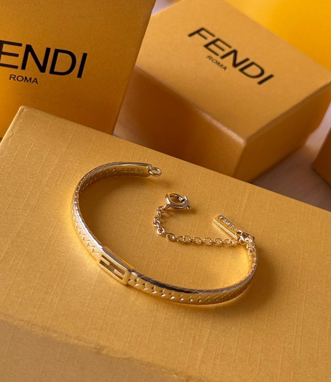 Fe. Bracelet