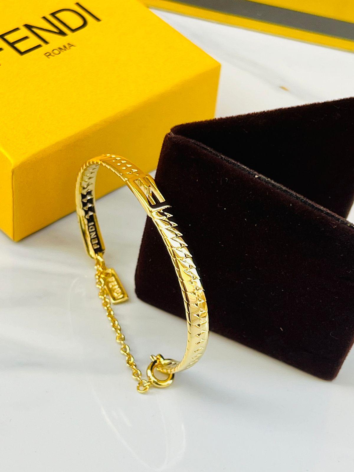 Fe. Bracelet