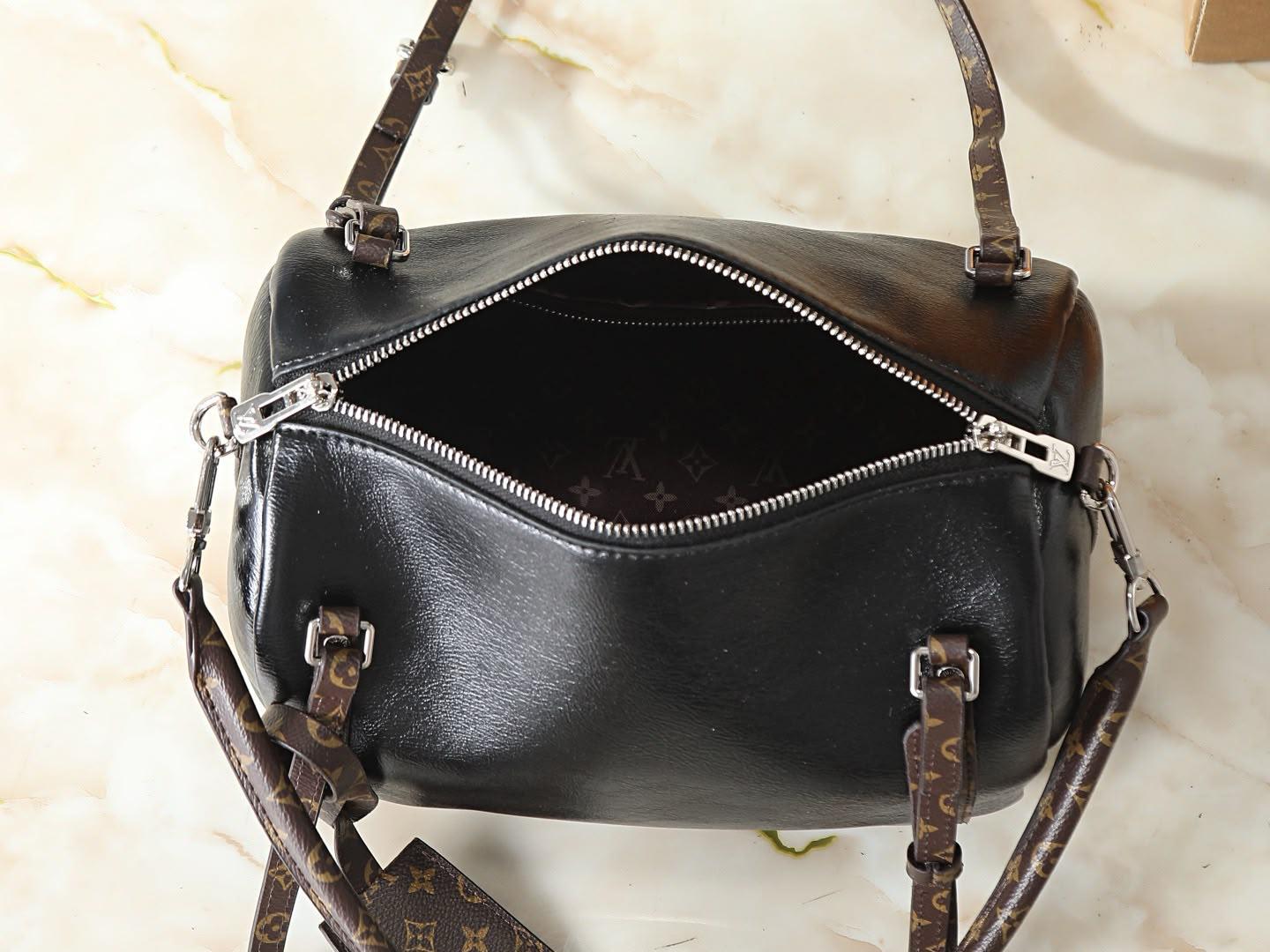 LV  speedy bag