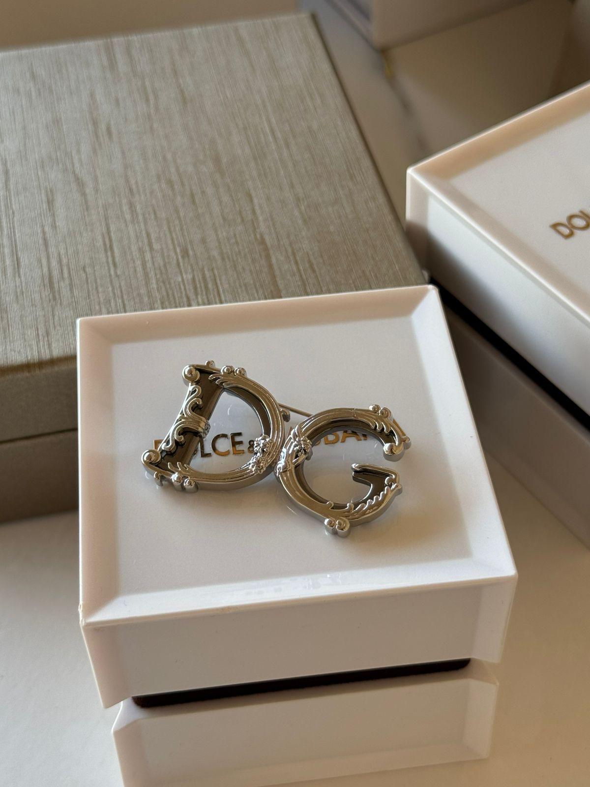 D&G brooch